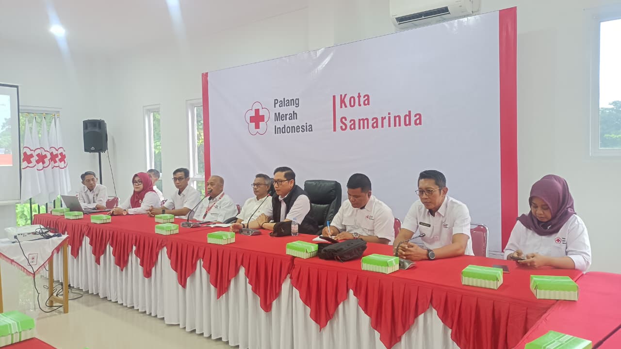 PMI KALTARA BERSAMA PMI KABUPATEN/KOTA MELAKUKAN STUDY KAJI KEMARKASAN DAN BULAN DANA KE PMI KOTA SAMARINDA