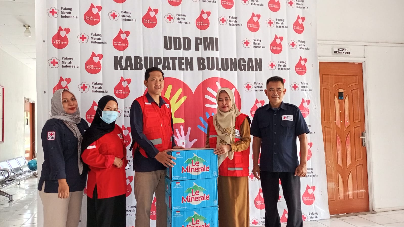 PENGURUS PMI KALTARA MENYERAHKAN AIR MINERAL & MONITORING POS SIAGA LEBARAN 2026