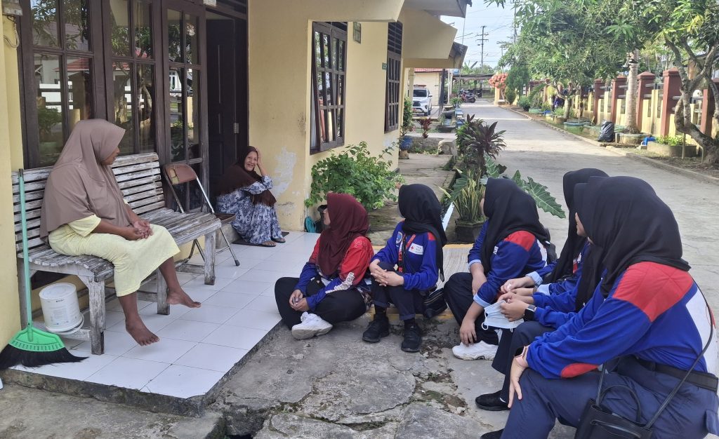 PMR WIRA SMAN 1 TANJUNG SELOR GELAR BAKTI SOSIAL DI PANTI LANSIA