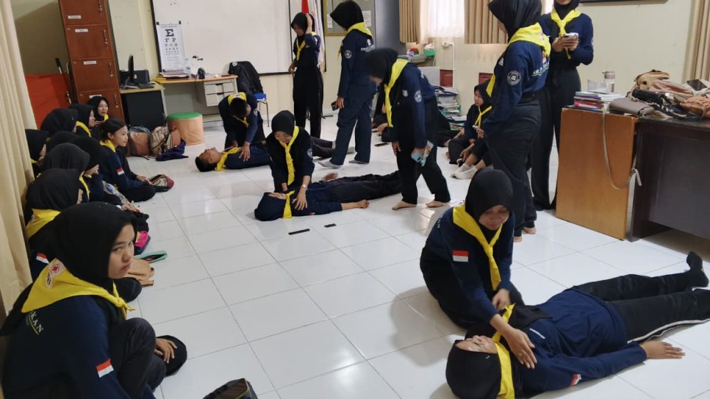 Latihan Rutin PMR SMAN 2 Tarakan Perdalam Materi Pertolongan Pertama