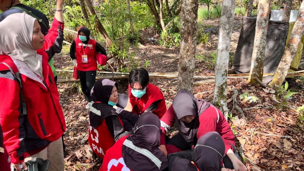 KSR PMI Unit UBT Cetak Relawan Tangguh, PLADIKSAR 7 Hari Ditutup dengan Simulasi Penanganan Darurat.