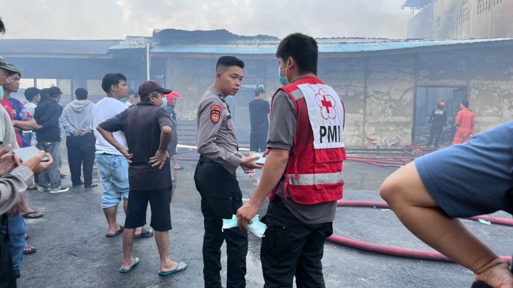 PMI TARAKAN RESPONS KEBAKARAN GUDANG TOKO SINAR TERANG BARU