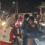 PMI NUNUKAN BAGIKAN MASKER KEPADA PENGENDARA DI TENGAH ASAP KEBAKARAN