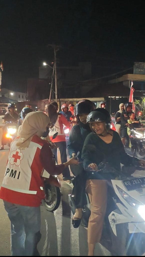 PMI NUNUKAN BAGIKAN MASKER KEPADA PENGENDARA DI TENGAH ASAP KEBAKARAN