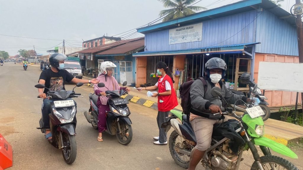 PMI KTT SALURKAN 4.000 MASKER KEPADA WARGA TERDAMPAK ASAP