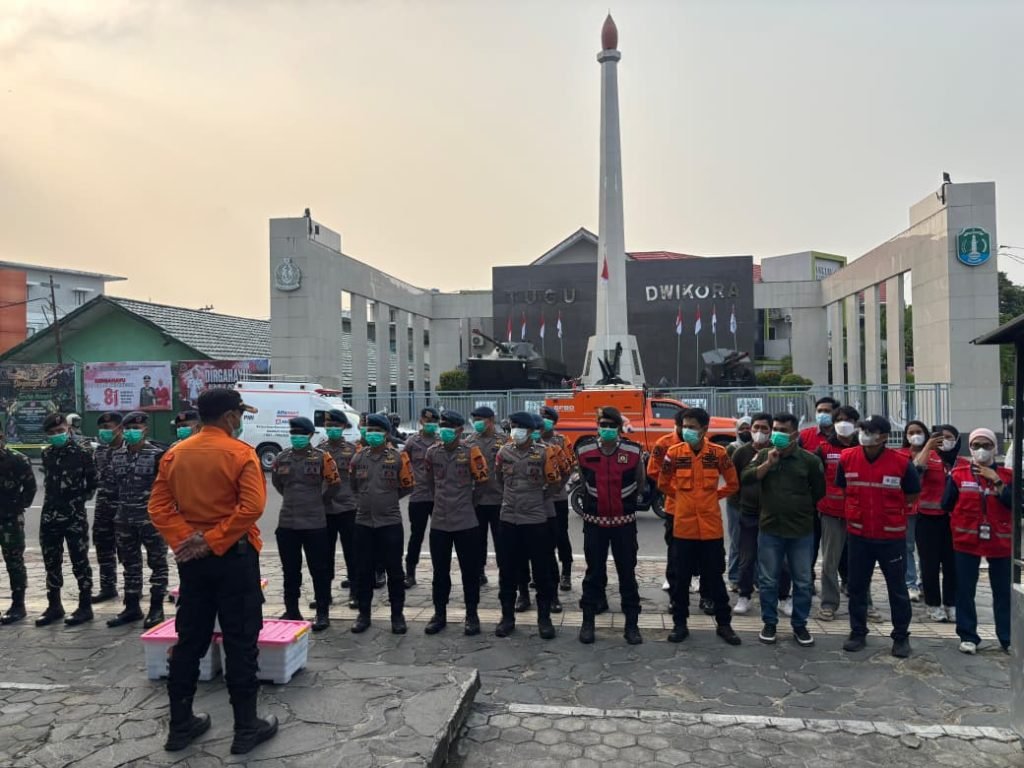 SINERGI LINTAS INSTANSI  PMI NUNUKAN BAGIKAN MASKER KEPADA PENGENDARA