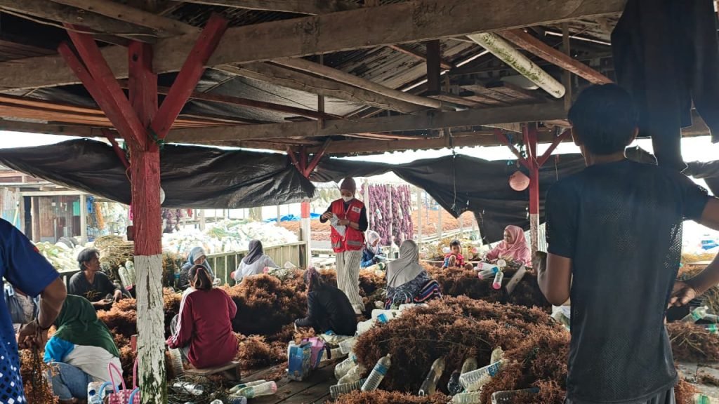 WUJUD KEPEDULIAN KEMANUSIAAN, PMI NUNUKAN BAGIKAN MASKER KEPADA MASYARAKAT