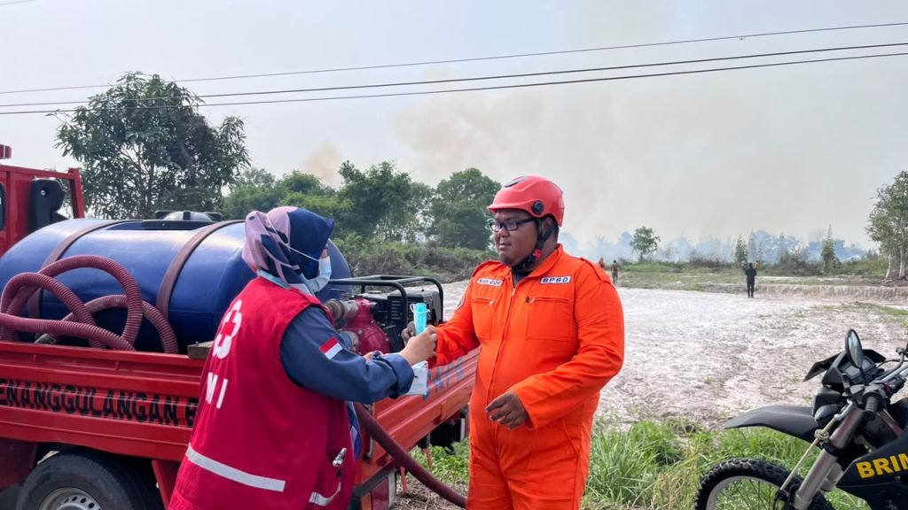 # Karhutla di Juata Permai Tarakan Hanguskan Sekitar Tiga Hektare Lahan  **TARAKAN, KALTARA** — Kebakaran hutan dan lahan (karhutla) di kawasan Perumnas PNS RT 01, Kelurahan Juata Permai, Kecamatan Tarakan Utara, Kota Tarakan, Kalimantan Utara, menghanguskan lahan seluas sekitar tiga hektare pada Senin (12/10).  Palang Merah Indonesia (PMI) Kota Tarakan menerjunkan satu unit ambulans beserta personel untuk melakukan asesmen dan membagikan masker kepada petugas serta masyarakat di sekitar lokasi kebakaran guna mengurangi risiko gangguan pernapasan akibat paparan asap.  Berdasarkan Laporan Situasi Awal PMI Kota Tarakan, kebakaran dilaporkan terjadi sekitar pukul 13.15 WITA. Hingga pembaruan laporan pukul 16.05 WITA, luas lahan yang terdampak diperkirakan mencapai tiga hektare.  Dalam respons tersebut, PMI melakukan asesmen kondisi di lapangan sekaligus membagikan masker kepada 14 orang, terdiri atas 11 laki-laki dan tiga perempuan.  Laporan situasi awal mencatat tidak ada laporan korban meninggal dunia, luka-luka, hilang, maupun warga yang mengungsi. Namun, data tersebut mengacu pada kondisi saat laporan diperbarui dan dapat berubah sesuai perkembangan di lapangan.  Sejumlah unsur terlibat dalam penanganan kebakaran, antara lain BPBD Kota Tarakan, PMK Sektor Utara, Fire Rescue PT PRI, Fire Rescue TNI AD, Satbrimob Polda, serta Korlakar yang melakukan pemadaman dan pendinginan.  PDAM Tirta Alam turut menyuplai air untuk mendukung proses pemadaman. Sementara itu, PLN Tarakan melakukan perbaikan instalasi listrik dan ambulans TNI AD disiagakan untuk mendukung pelayanan kedaruratan.  Pengamanan di sekitar lokasi dilakukan oleh Babinsa Juata Permai, Bhabinkamtibmas Juata Permai, dan Satuan Polisi Pamong Praja.  Akses menuju lokasi kebakaran dilaporkan masih dapat dilalui kendaraan roda dua maupun roda empat. Dalam laporan tersebut, PMI Kota Tarakan juga mencatat belum terdapat kebutuhan tambahan maupun hambatan dalam pelaksanaan respons awal.  PMI mengimbau masyarakat di sekitar lokasi kebakaran untuk mengurangi paparan asap, menggunakan masker saat beraktivitas di luar ruangan, serta mengikuti arahan petugas selama proses pemadaman dan pendinginan berlangsung.  Penanganan terpadu antarlembaga diharapkan dapat membantu mengendalikan kebakaran sekaligus meminimalkan dampak terhadap kesehatan masyarakat dan lingkungan.