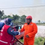# Karhutla di Juata Permai Tarakan Hanguskan Sekitar Tiga Hektare Lahan  **TARAKAN, KALTARA** — Kebakaran hutan dan lahan (karhutla) di kawasan Perumnas PNS RT 01, Kelurahan Juata Permai, Kecamatan Tarakan Utara, Kota Tarakan, Kalimantan Utara, menghanguskan lahan seluas sekitar tiga hektare pada Senin (12/10).  Palang Merah Indonesia (PMI) Kota Tarakan menerjunkan satu unit ambulans beserta personel untuk melakukan asesmen dan membagikan masker kepada petugas serta masyarakat di sekitar lokasi kebakaran guna mengurangi risiko gangguan pernapasan akibat paparan asap.  Berdasarkan Laporan Situasi Awal PMI Kota Tarakan, kebakaran dilaporkan terjadi sekitar pukul 13.15 WITA. Hingga pembaruan laporan pukul 16.05 WITA, luas lahan yang terdampak diperkirakan mencapai tiga hektare.  Dalam respons tersebut, PMI melakukan asesmen kondisi di lapangan sekaligus membagikan masker kepada 14 orang, terdiri atas 11 laki-laki dan tiga perempuan.  Laporan situasi awal mencatat tidak ada laporan korban meninggal dunia, luka-luka, hilang, maupun warga yang mengungsi. Namun, data tersebut mengacu pada kondisi saat laporan diperbarui dan dapat berubah sesuai perkembangan di lapangan.  Sejumlah unsur terlibat dalam penanganan kebakaran, antara lain BPBD Kota Tarakan, PMK Sektor Utara, Fire Rescue PT PRI, Fire Rescue TNI AD, Satbrimob Polda, serta Korlakar yang melakukan pemadaman dan pendinginan.  PDAM Tirta Alam turut menyuplai air untuk mendukung proses pemadaman. Sementara itu, PLN Tarakan melakukan perbaikan instalasi listrik dan ambulans TNI AD disiagakan untuk mendukung pelayanan kedaruratan.  Pengamanan di sekitar lokasi dilakukan oleh Babinsa Juata Permai, Bhabinkamtibmas Juata Permai, dan Satuan Polisi Pamong Praja.  Akses menuju lokasi kebakaran dilaporkan masih dapat dilalui kendaraan roda dua maupun roda empat. Dalam laporan tersebut, PMI Kota Tarakan juga mencatat belum terdapat kebutuhan tambahan maupun hambatan dalam pelaksanaan respons awal.  PMI mengimbau masyarakat di sekitar lokasi kebakaran untuk mengurangi paparan asap, menggunakan masker saat beraktivitas di luar ruangan, serta mengikuti arahan petugas selama proses pemadaman dan pendinginan berlangsung.  Penanganan terpadu antarlembaga diharapkan dapat membantu mengendalikan kebakaran sekaligus meminimalkan dampak terhadap kesehatan masyarakat dan lingkungan.