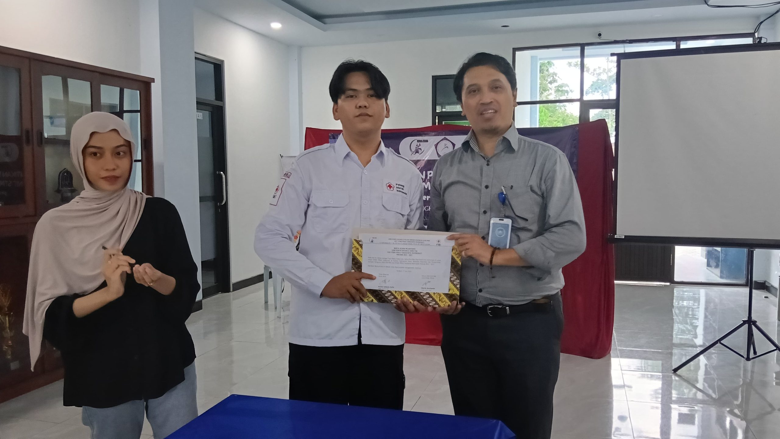 Penyerahan SK Kepengurusan KSR PMI Unit STMIK PPKIA