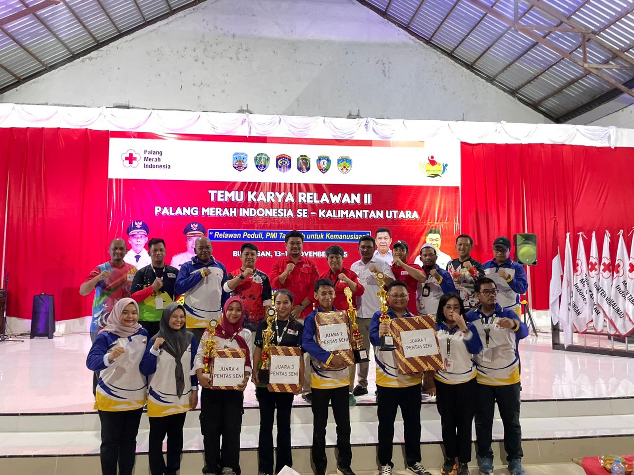 Penyerahan Piala TKR II PMI Prov Kaltara
